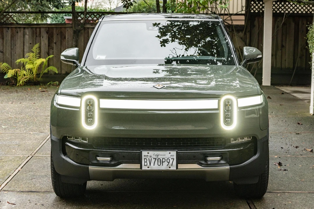 2022 Rivian R1S - Image 2 of 31