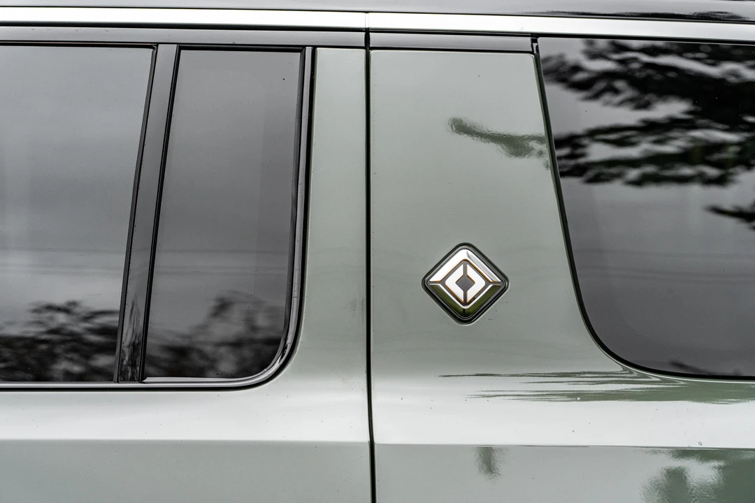 2022 Rivian R1S - Image 18 of 31