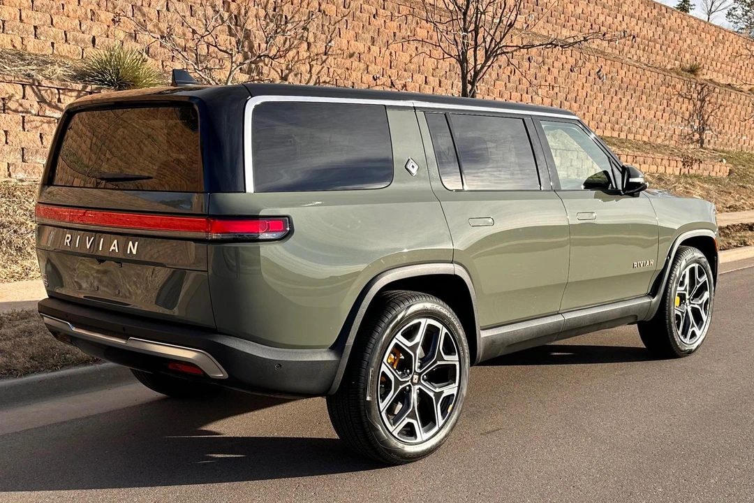 2022 Rivian R1S - Image 4 of 31