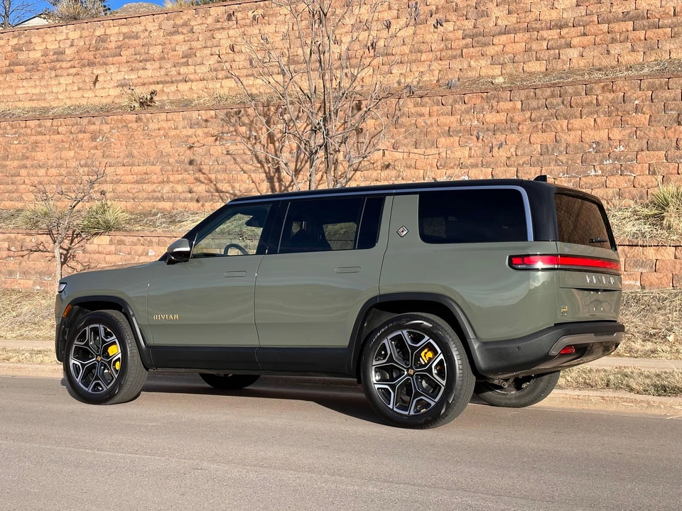 2022 Rivian R1S - Image 12 of 31