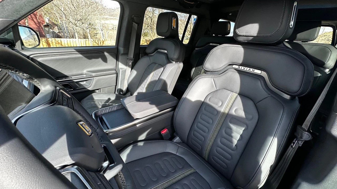 2022 Rivian R1S - Image 29 of 31