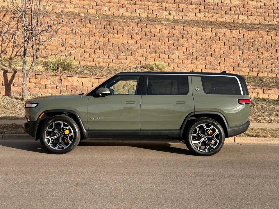 2022 Rivian R1S - Image 8 of 31