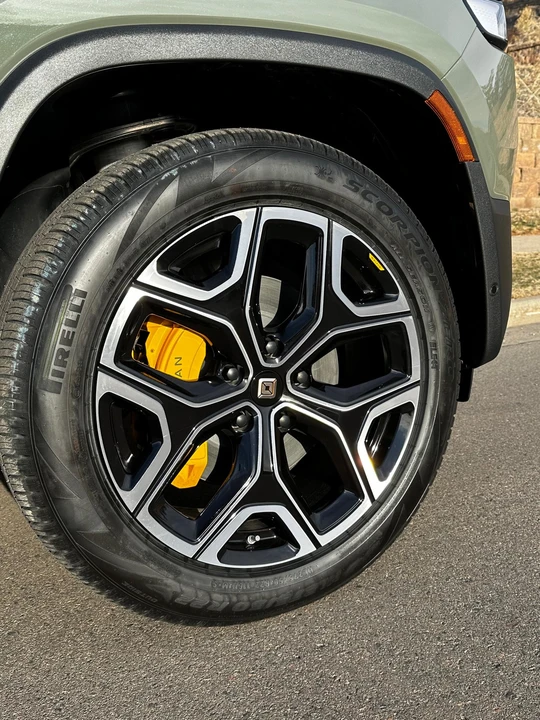 2022 Rivian R1S - Image 24 of 31