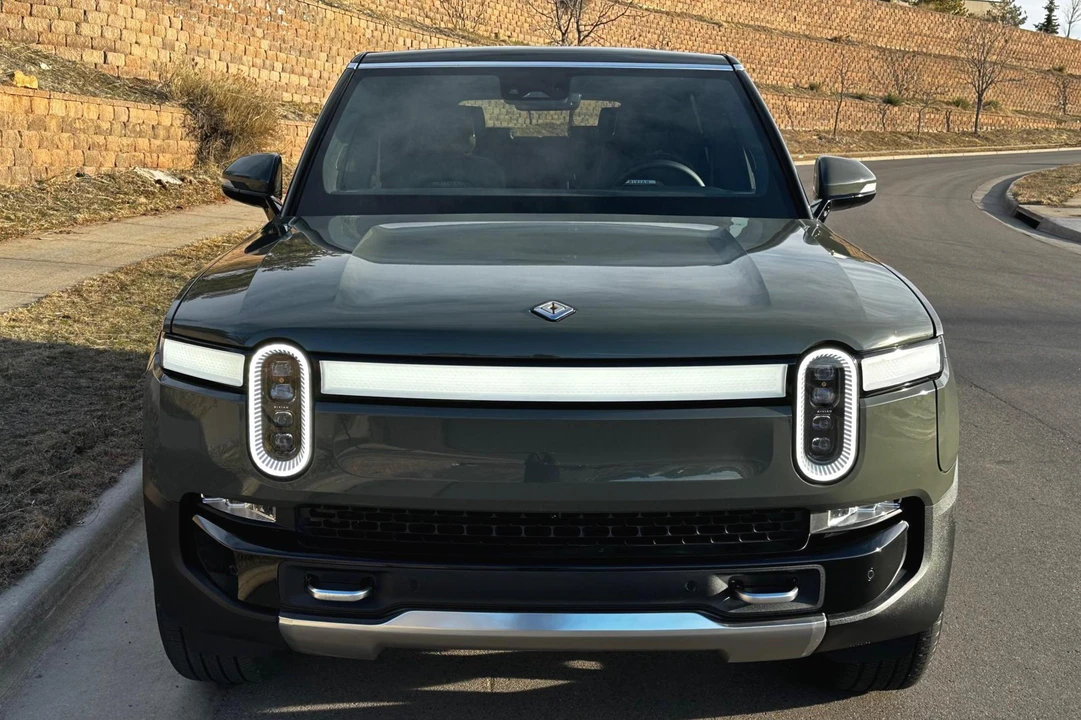 2022 Rivian R1S - Image 2 of 31