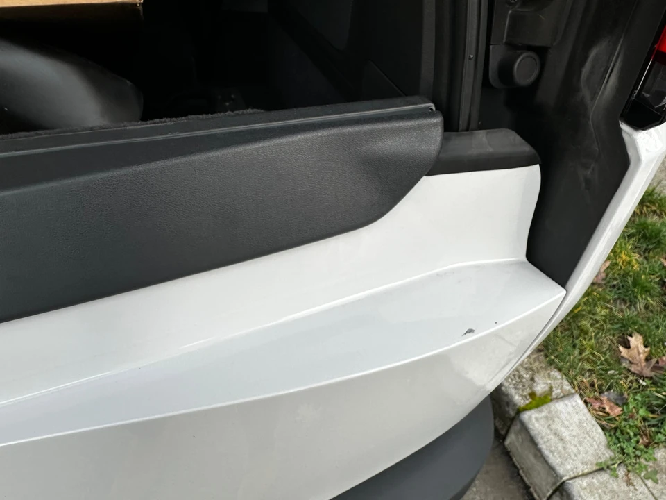 2022 Rivian R1S - Image 28 of 31