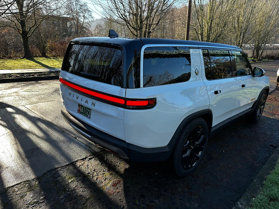 2022 Rivian R1S - Image 11 of 31