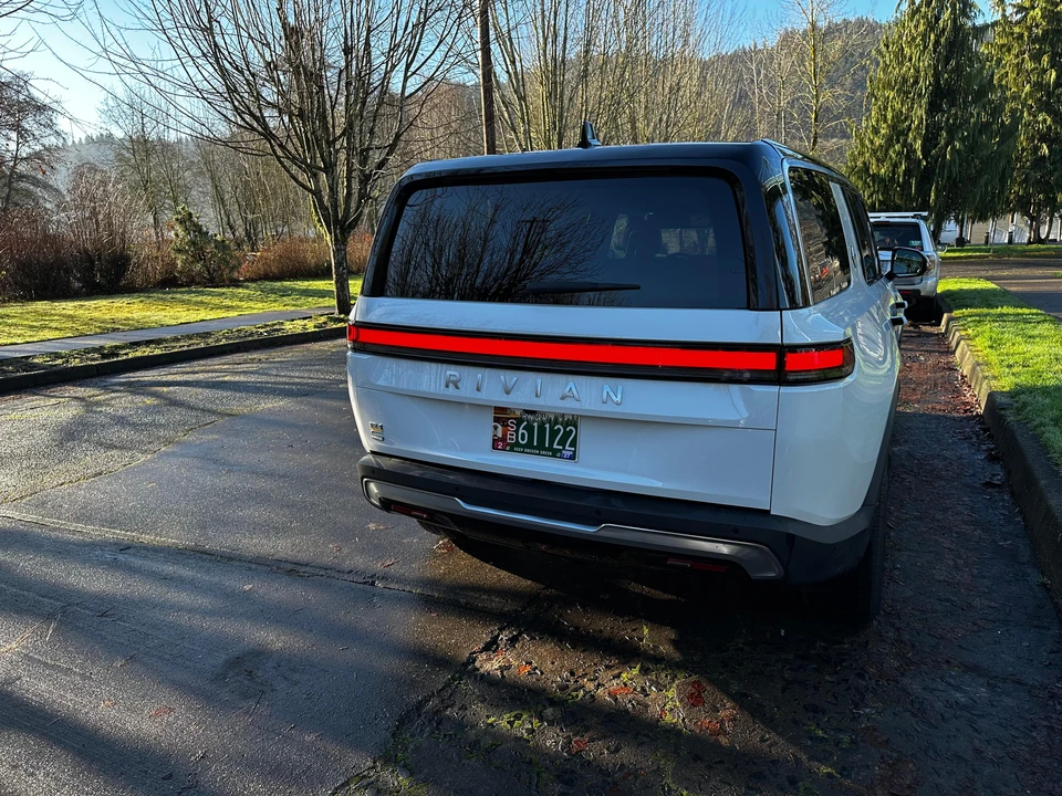 2022 Rivian R1S - Image 10 of 31