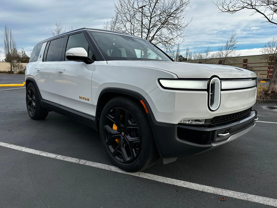 2022 Rivian R1S - Image 12 of 31