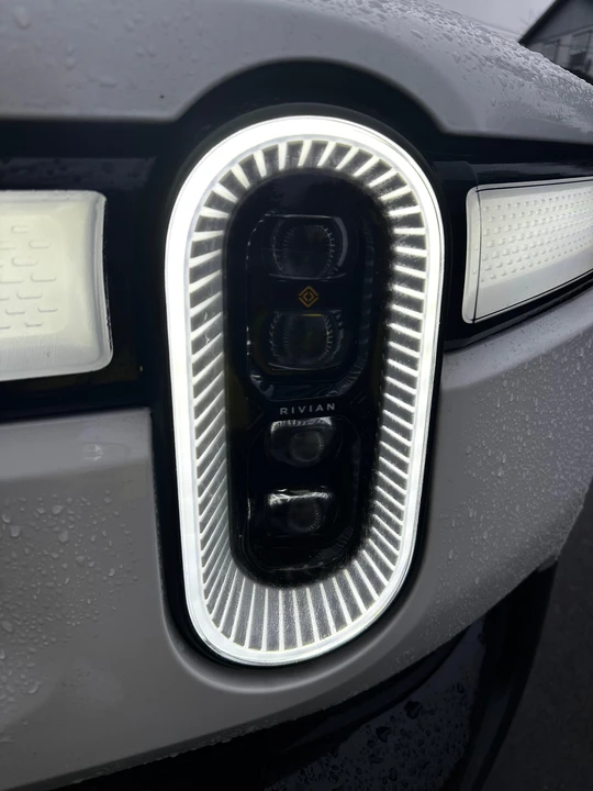 2022 Rivian R1S - Image 14 of 31