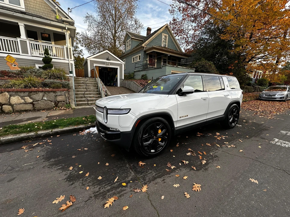 2022 Rivian R1S - Image 6 of 31