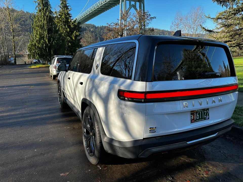 2022 Rivian R1S - Image 9 of 31