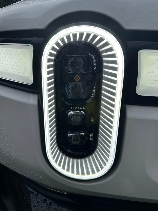 2022 Rivian R1S - Image 16 of 31