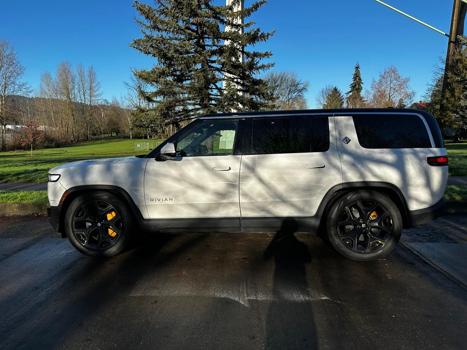 2022 Rivian R1S - Image 7 of 31