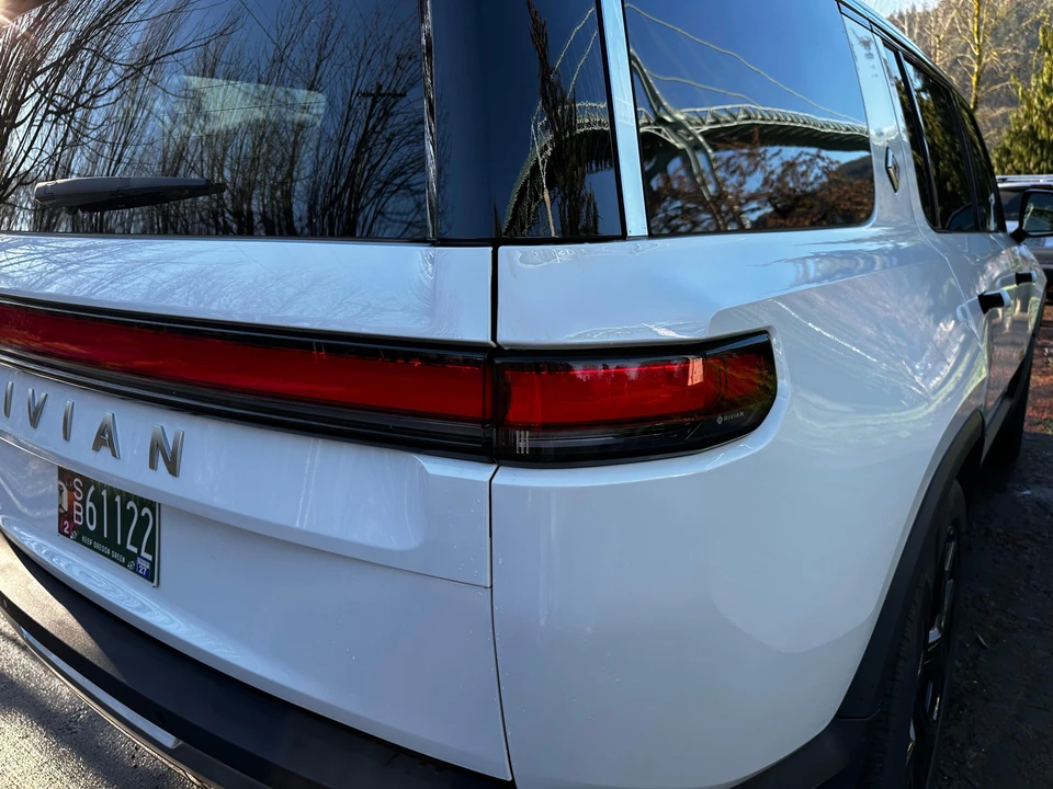 2022 Rivian R1S - Image 23 of 31