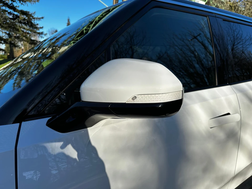 2022 Rivian R1S - Image 17 of 31