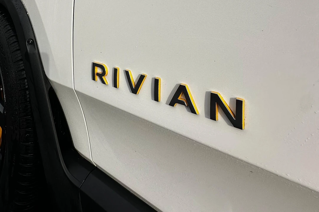 2022 Rivian R1S - Image 18 of 31