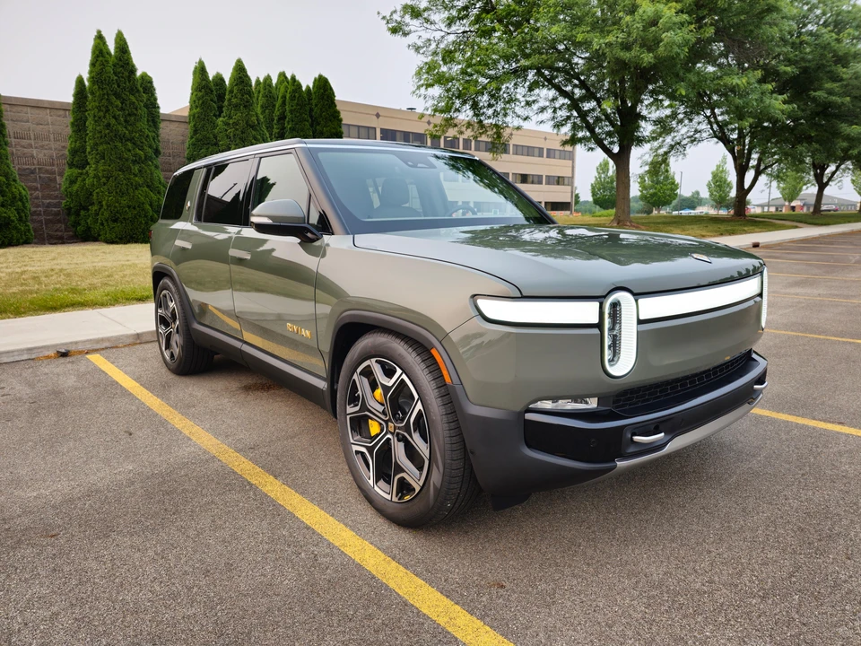 2022 Rivian R1S - Image 10 of 31