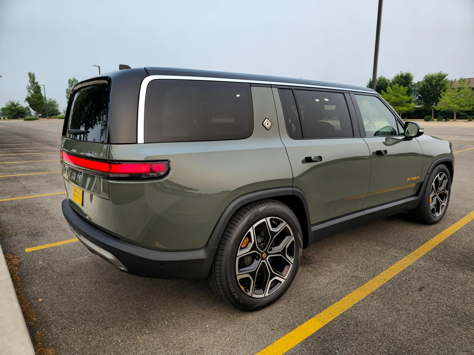 2022 Rivian R1S - Image 9 of 31
