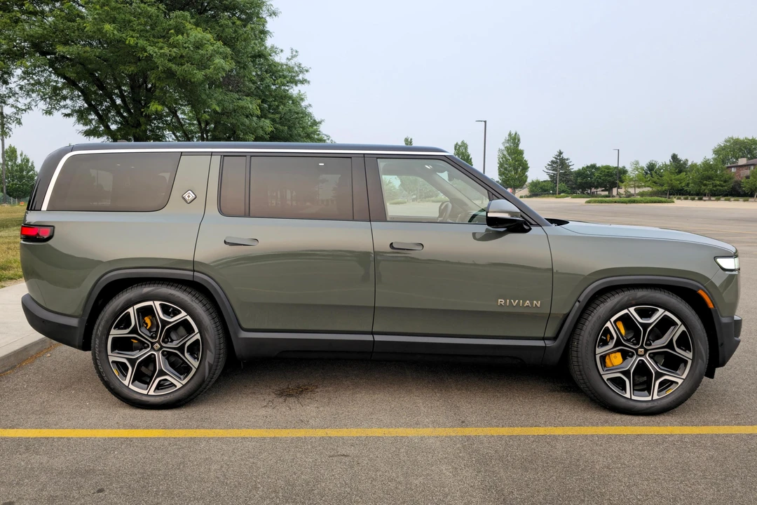 2022 Rivian R1S - Image 3 of 31