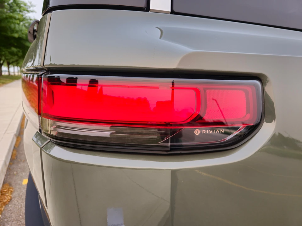 2022 Rivian R1S - Image 25 of 31