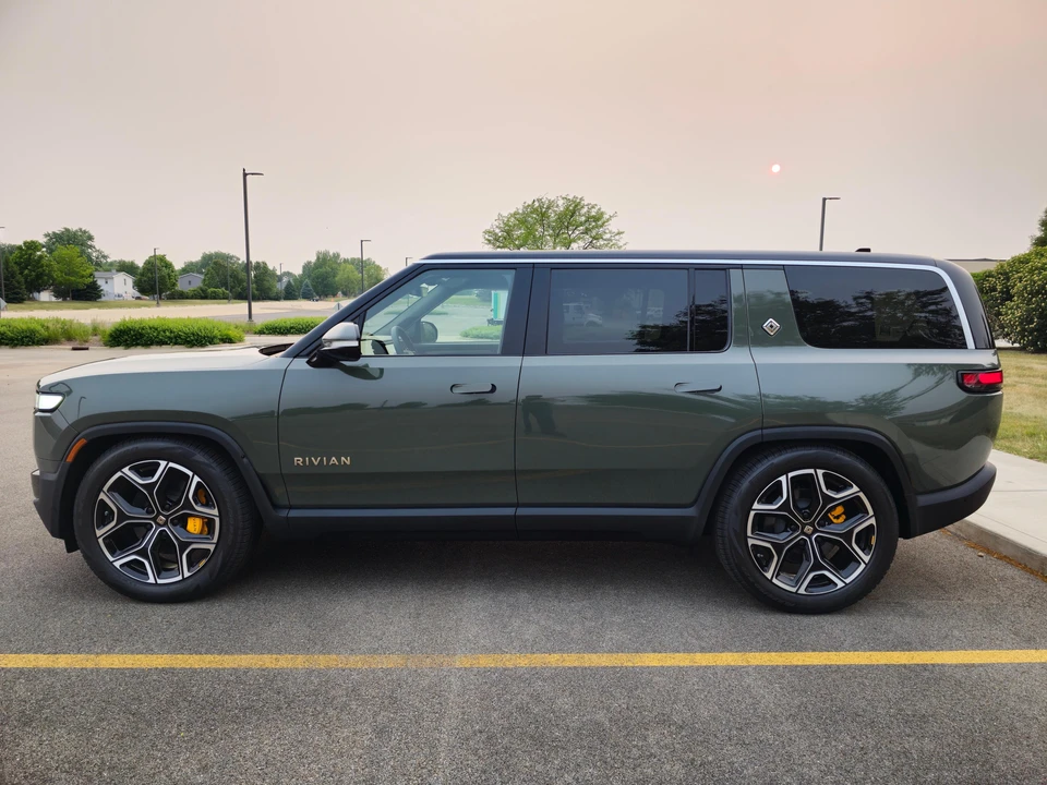 2022 Rivian R1S - Image 7 of 31