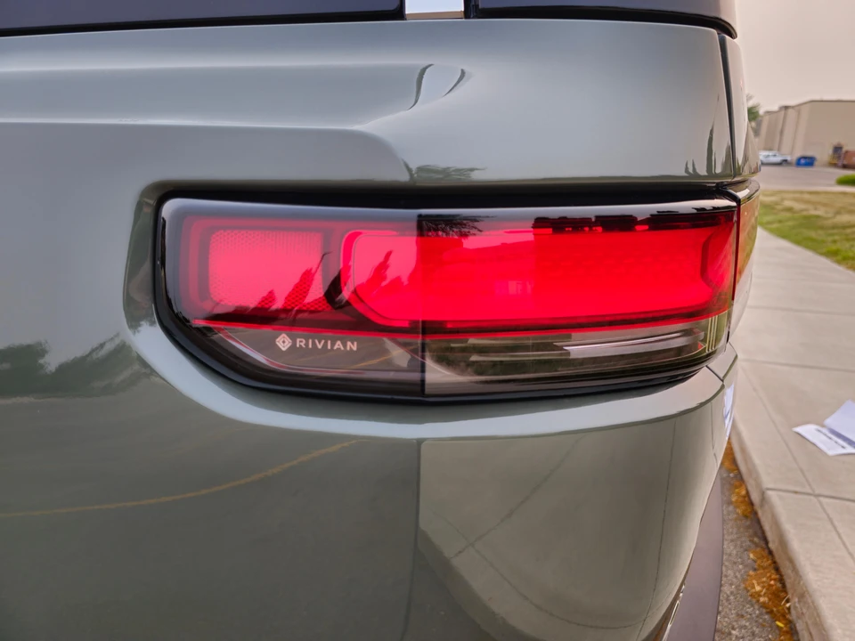 2022 Rivian R1S - Image 24 of 31