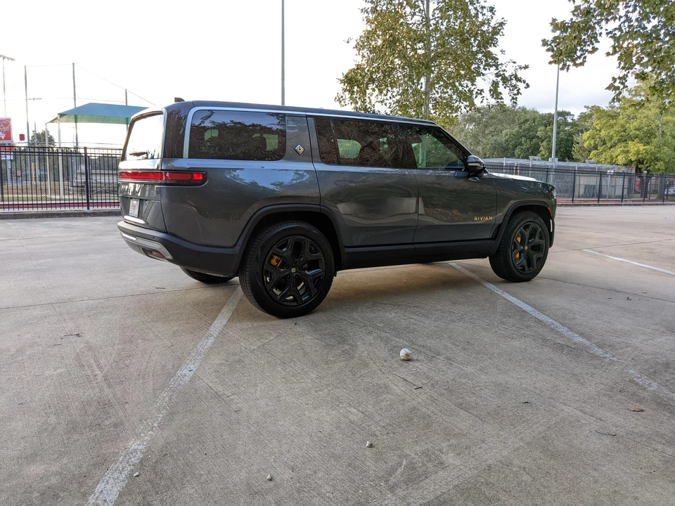 2022 Rivian R1S - Image 18 of 31