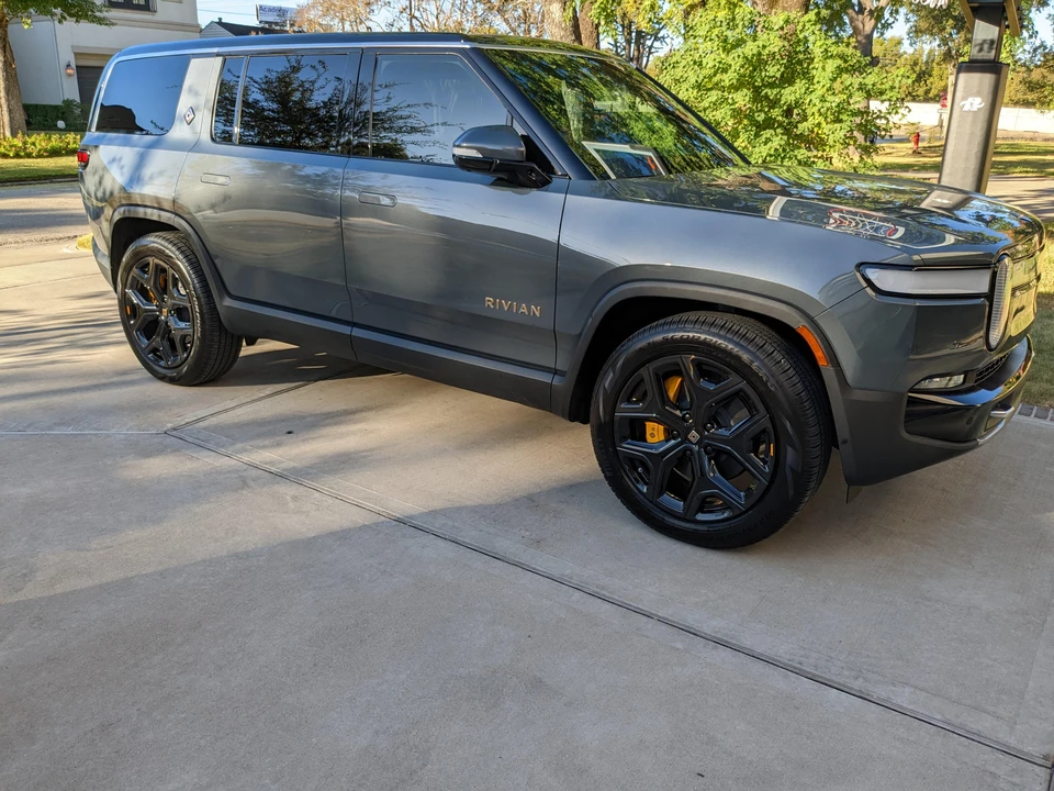 2022 Rivian R1S - Image 23 of 31