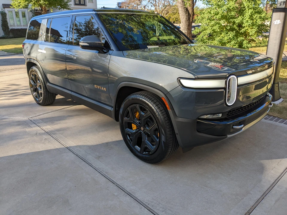 2022 Rivian R1S - Image 25 of 31