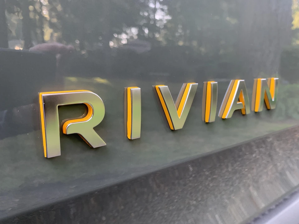 2022 Rivian R1S - Image 15 of 31