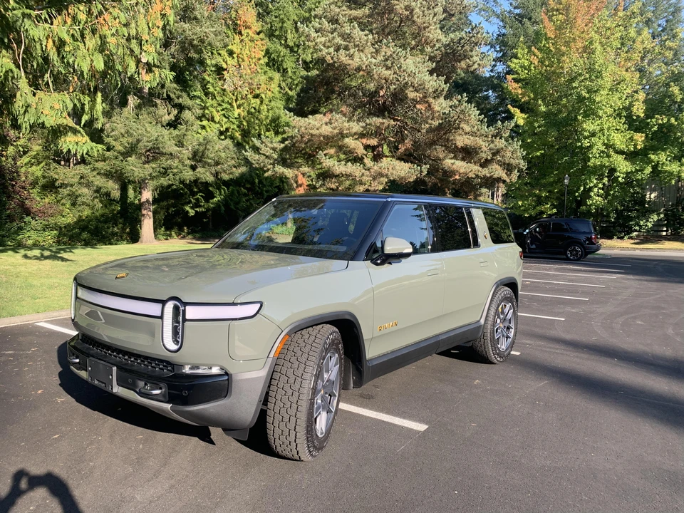 2022 Rivian R1S - Image 7 of 31
