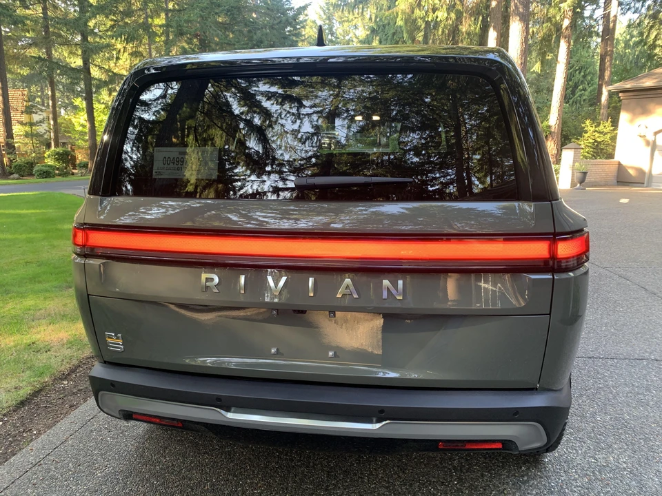 2022 Rivian R1S - Image 9 of 31