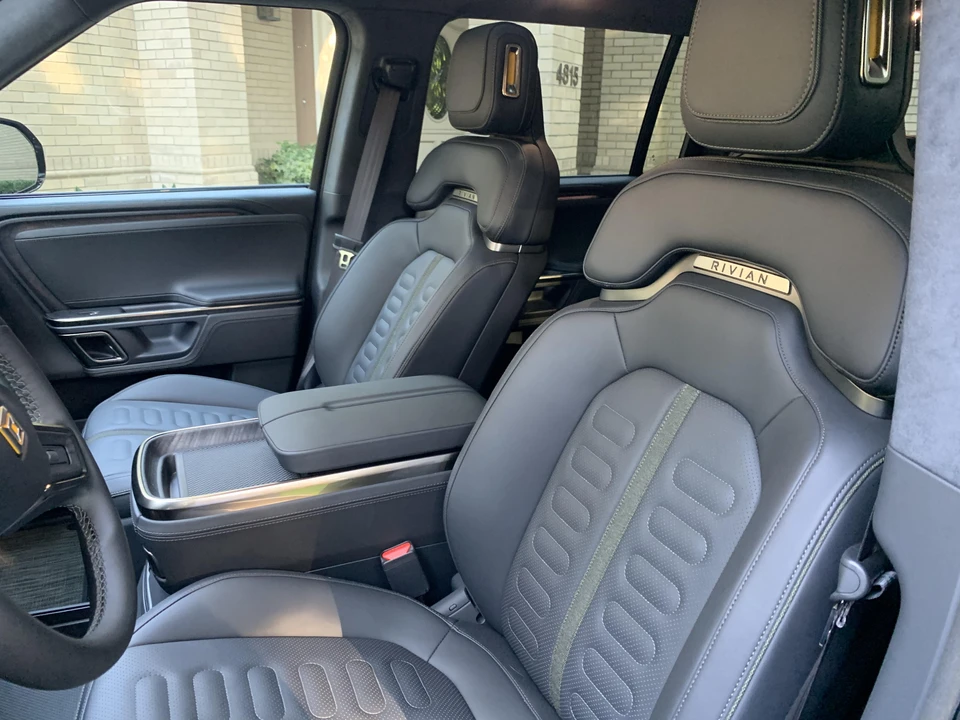 2022 Rivian R1S - Image 30 of 31