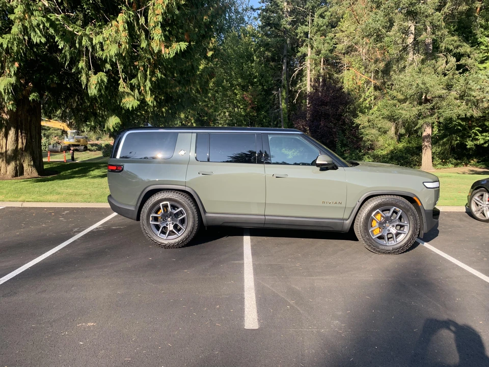 2022 Rivian R1S - Image 10 of 31