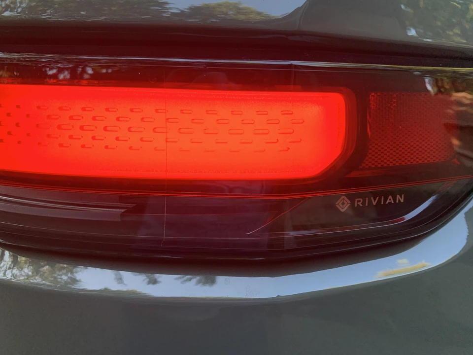 2022 Rivian R1S - Image 18 of 31