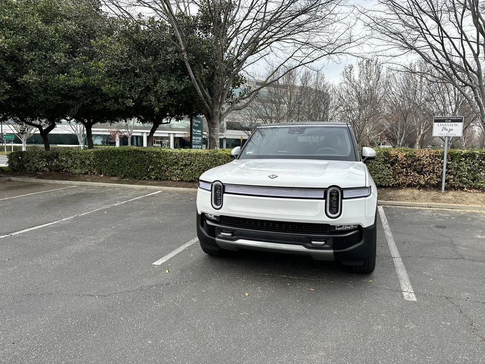 2022 Rivian R1S - Image 9 of 31