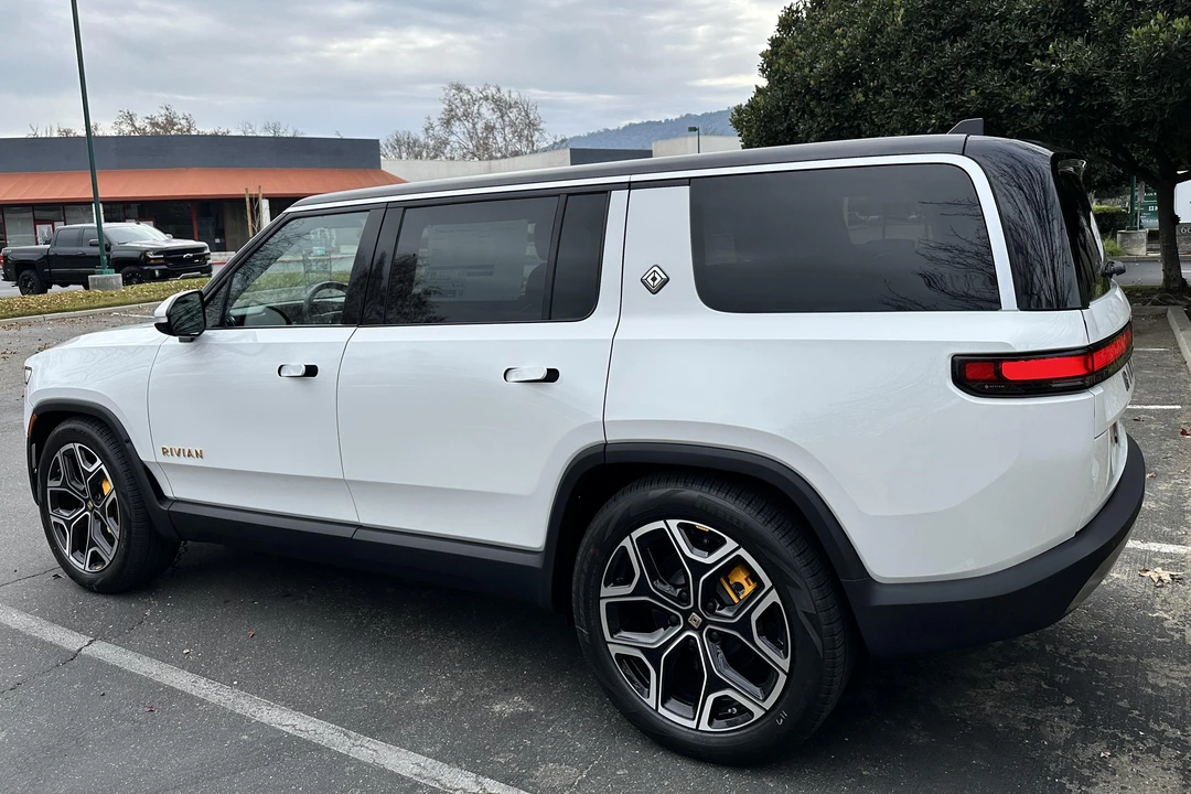 2022 Rivian R1S - Image 4 of 31