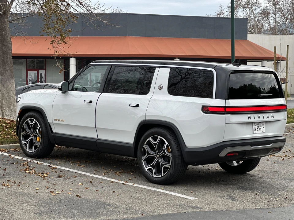 2022 Rivian R1S - Image 14 of 31