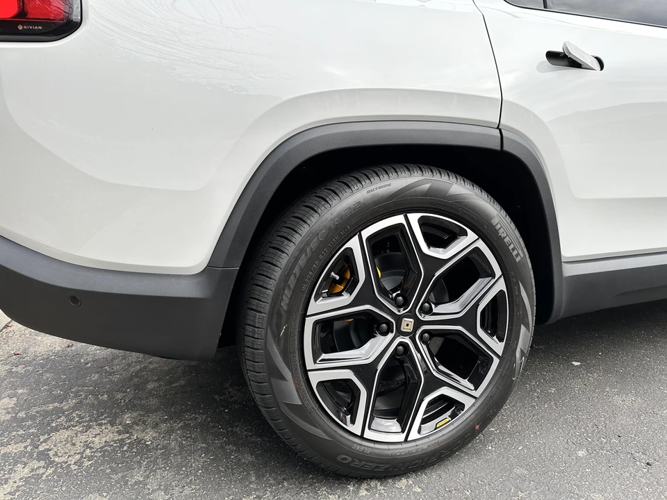2022 Rivian R1S - Image 25 of 31