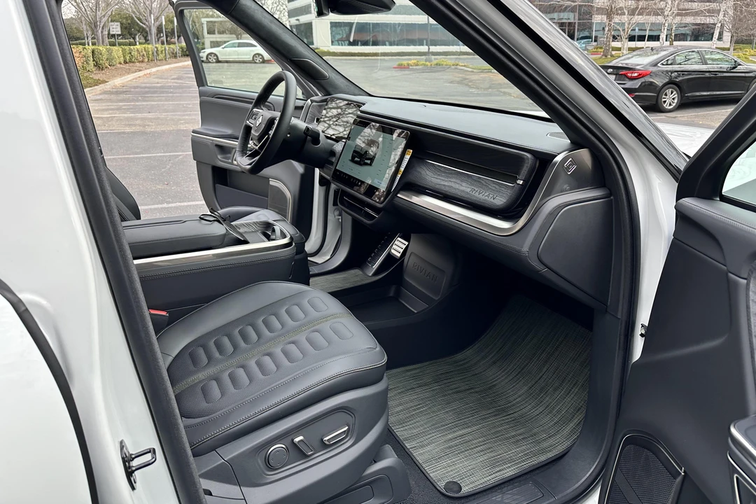 2022 Rivian R1S - Image 28 of 31