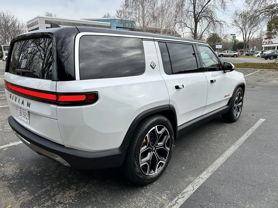 2022 Rivian R1S - Image 18 of 31