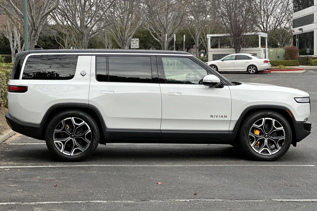 2022 Rivian R1S - Image 3 of 31