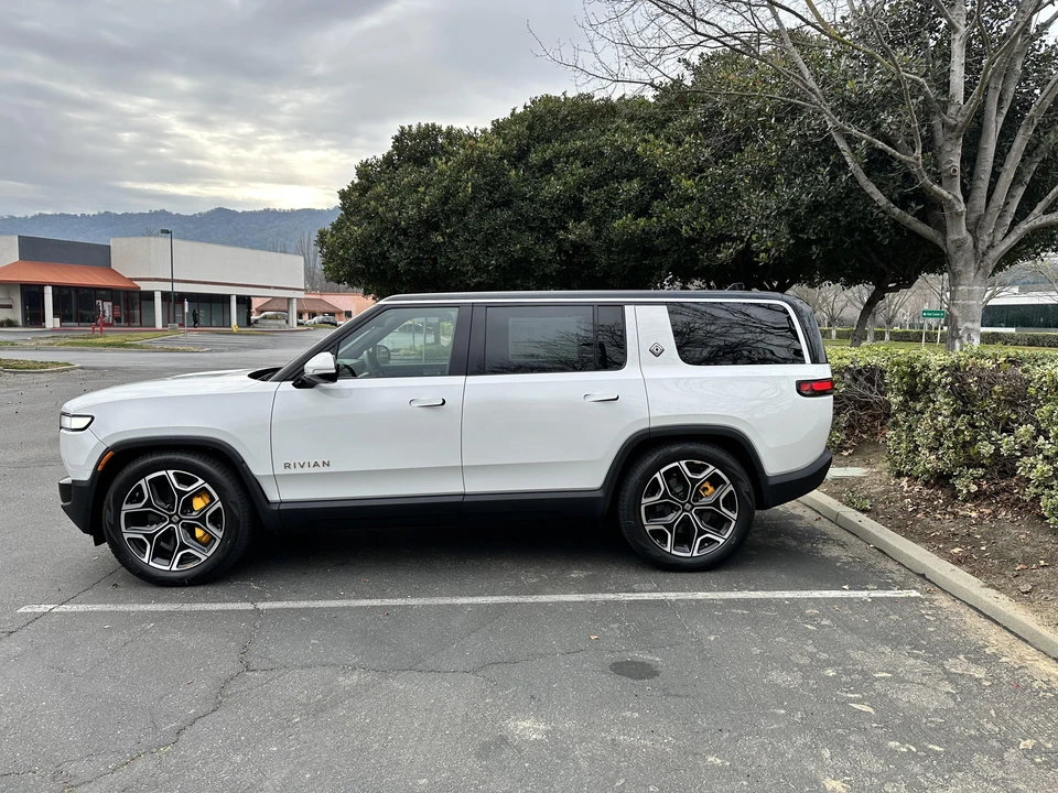 2022 Rivian R1S - Image 12 of 31