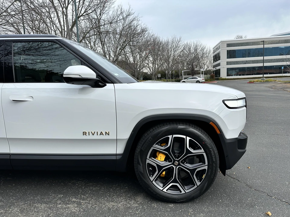 2022 Rivian R1S - Image 26 of 31