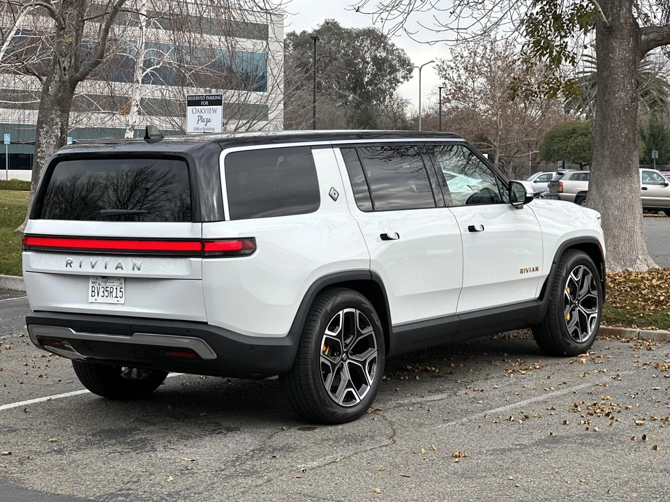2022 Rivian R1S - Image 17 of 31