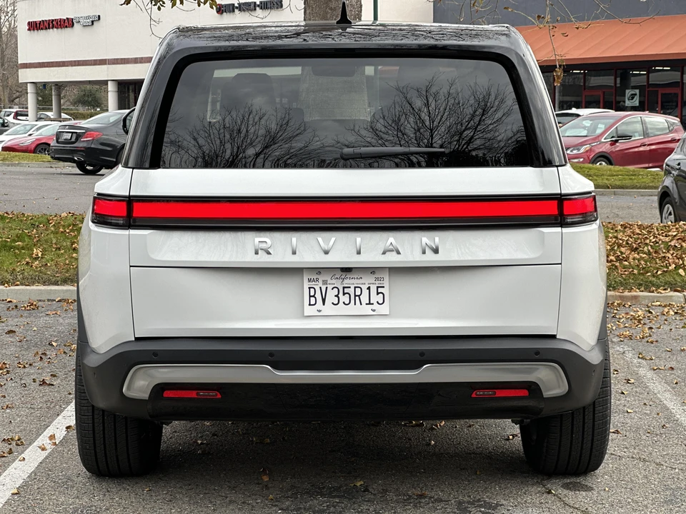 2022 Rivian R1S - Image 15 of 31