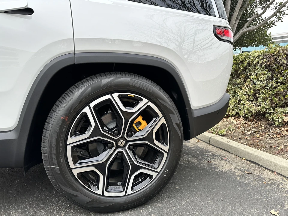 2022 Rivian R1S - Image 24 of 31