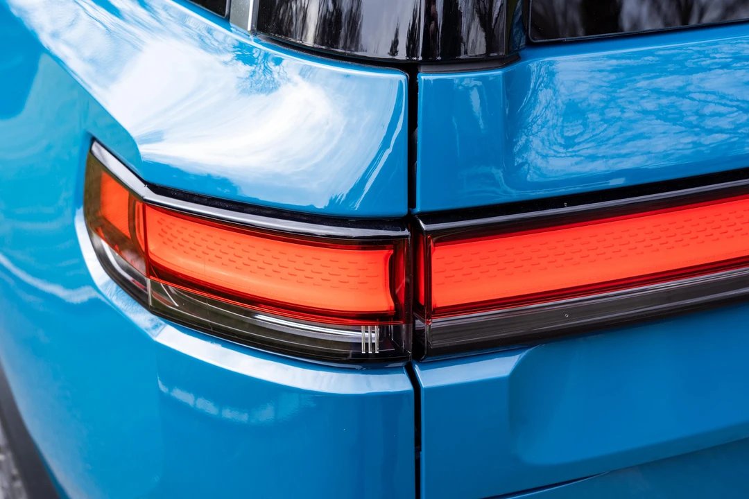 2022 Rivian R1S - Image 26 of 31