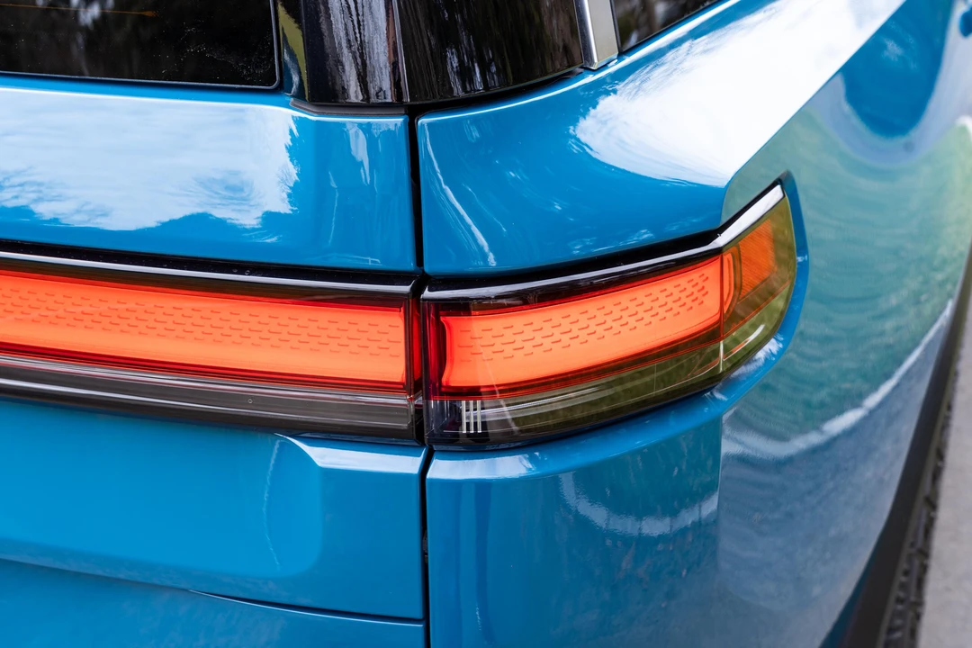 2022 Rivian R1S - Image 29 of 31