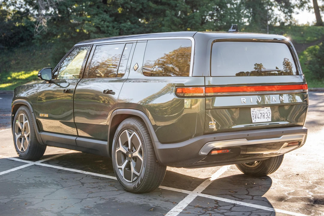 2022 Rivian R1S - Image 9 of 31